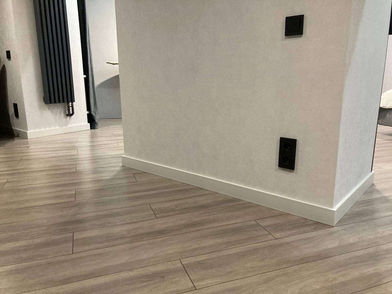 Плинтус Волшебная Палочка Самоцветы 81мм 2,0м. NCS 1500-N.Цвет 404