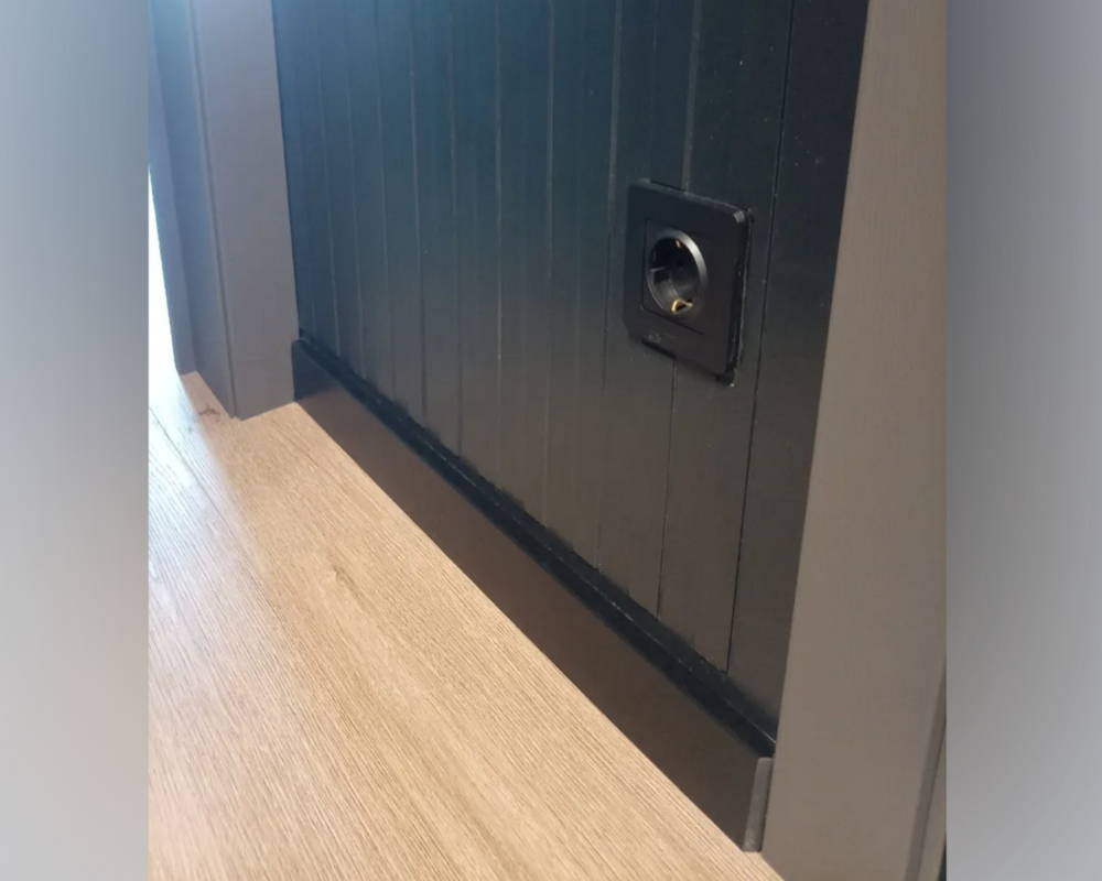 Плинтус напольный Salag Alpha 60*15*2200 мм AP61M3 Чёрный